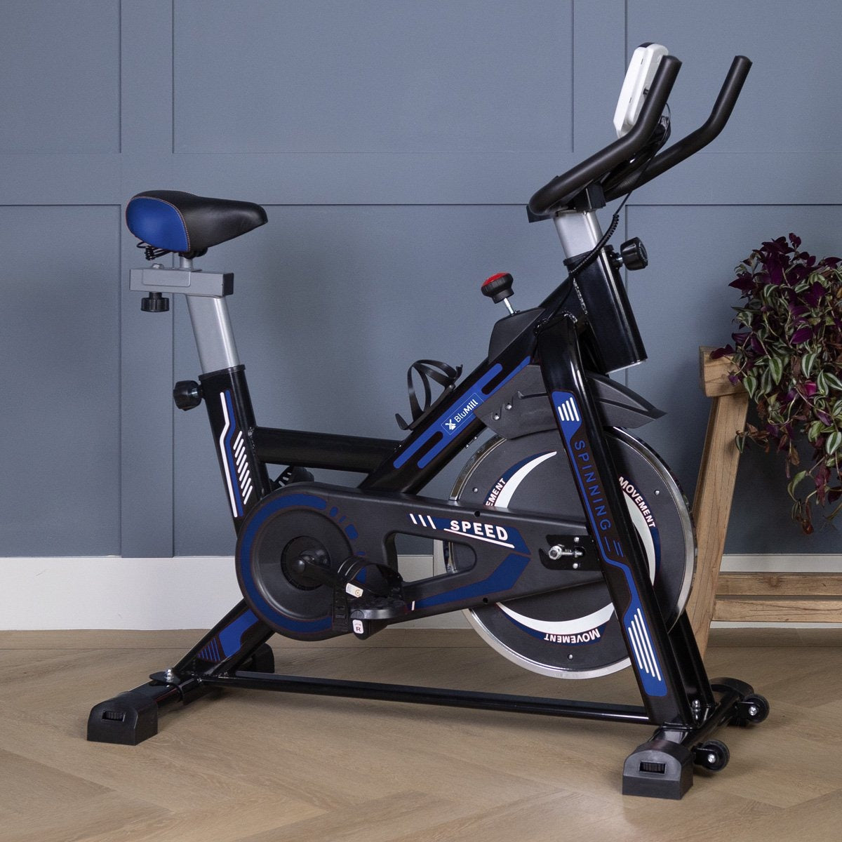 BluMill Hometrainer - Fitness Fiets – Spinningfiets - Led Display - Verstelbaar Zadel en Stuur - 0-100% weerstand niveaus – Trainingscomputer – Tablet & Bidonhouder - Max 120kg